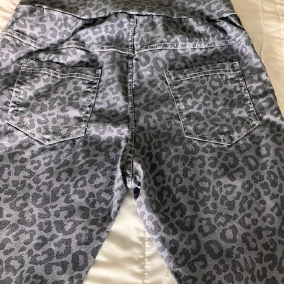 Italy Moda Leopard Print Jeans - Picture 6 of 11